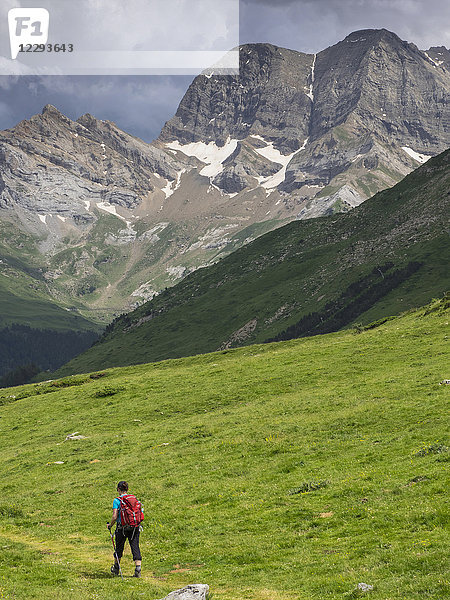 Frau beim Wandern in den Hochpyrenäen beim Abstieg von Oulettes d'Ossoue nach Gavarnie  Frankreich