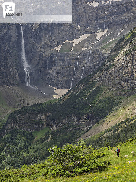 Frau beim Wandern in den Hochpyrenäen mit Blick auf den Cirque de Gavarnie  Frankreich