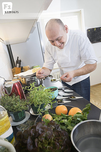 Koch bereitet Linsensalat in privater Küche zu