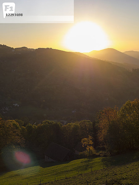 Blick auf den Berg bei Sonnenuntergang  Ferme Auberge Soultzermatt  Munster  Vogesen  Frankreich