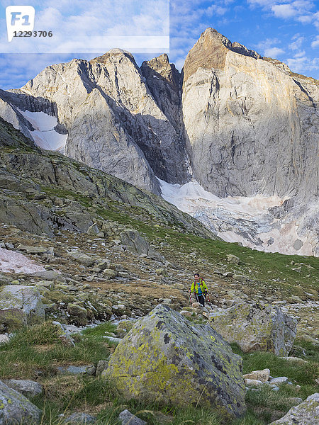Frau beim Wandern in den Hochpyrenäen beim Aufstieg zum Berg Vignemale  Cauterets  Frankreich