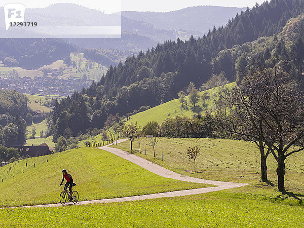 Mann mit Rennrad auf Radtour im Nordschwarzwald  Deutschland