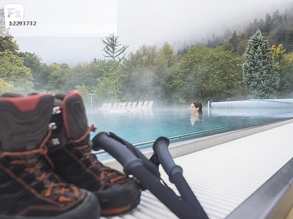 Wanderin beim Entspannen im Schwimmbad der Paracelsus-Therme  Bad Liebenzell  Baden-Württemberg  Deutschland