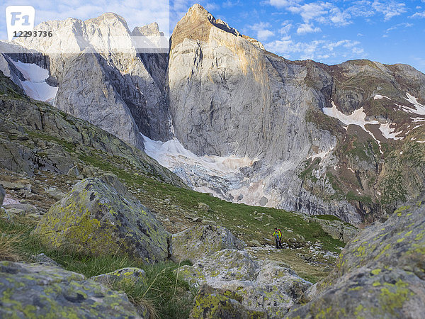 Frau beim Wandern in den Hochpyrenäen beim Aufstieg zum Berg Vignemale  Cauterets  Frankreich