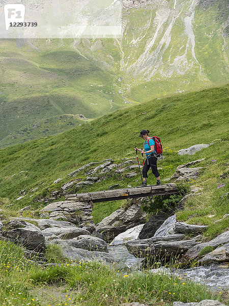 Wanderin beim Überqueren einer Holzbrücke  Gavarnie  Frankreich