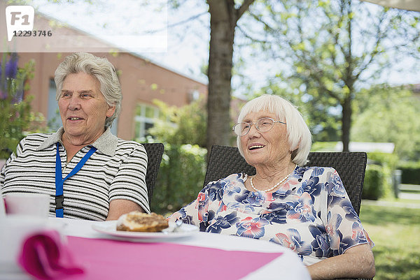 Zwei ältere Frauen sitzen im Freien