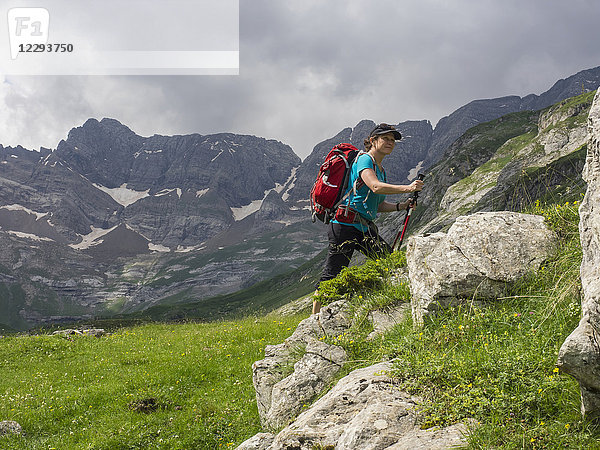 Frau beim Wandern in den Hochpyrenäen  Blick auf den Cirque d'Estaube im Hintergrund  Gavarnie  Frankreich