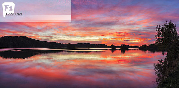 Panoramablick auf den Sonnenuntergang am Seehamer See