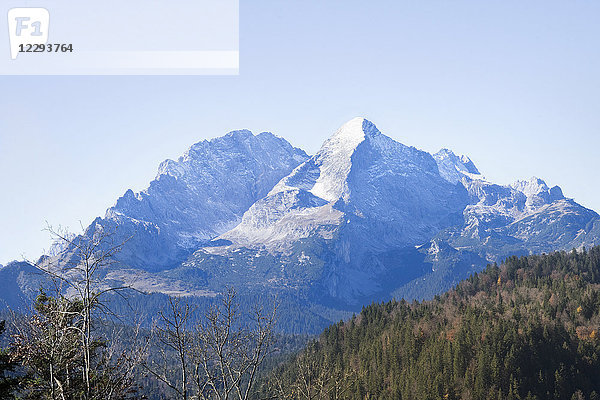 Blick auf einen schneebedeckten Berg in den bayerischen Alpen  Alpspitz  Wettersteingebirge