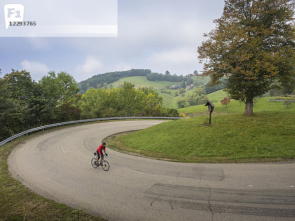Mann mit Rennrad auf Radtour im Südschwarzwald  Baden-Württemberg  Deutschland