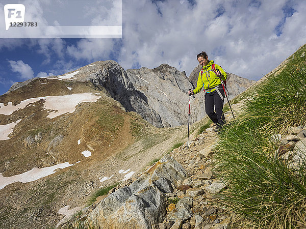 Frau beim Wandern in den Hochpyrenäen  Berg Vignemale  Cauterets  Frankreich