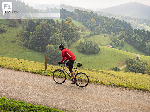 Mann mit Rennrad auf Radtour im Südschwarzwald  Deutschland