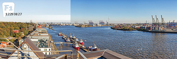 Panoramaansicht des Hafens und der Gebäude an der Elbe