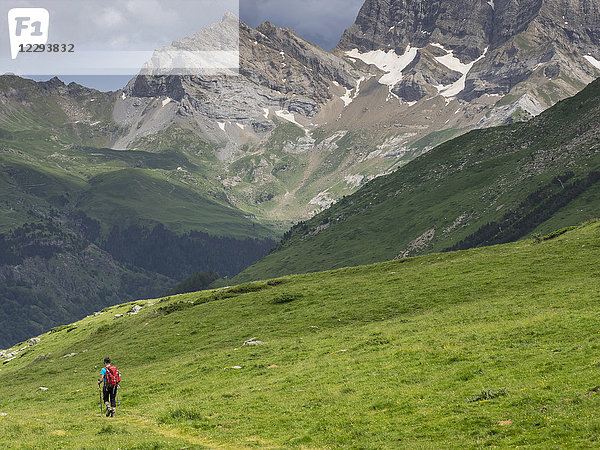 Frau beim Wandern in den Hochpyrenäen beim Abstieg von Oulettes d'Ossoue nach Gavarnie  Frankreich