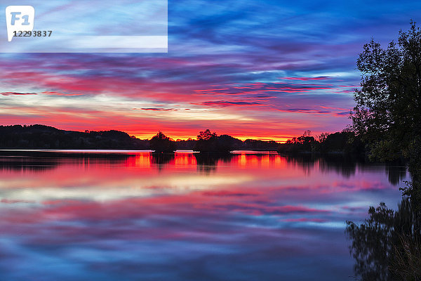 Blick auf den Sonnenuntergang am Seehamer See