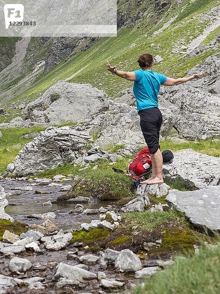 Wanderin am Flussufer stehend  Gavarnie  Frankreich