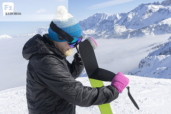 Skifahrerin beim Ausziehen der Skifelle