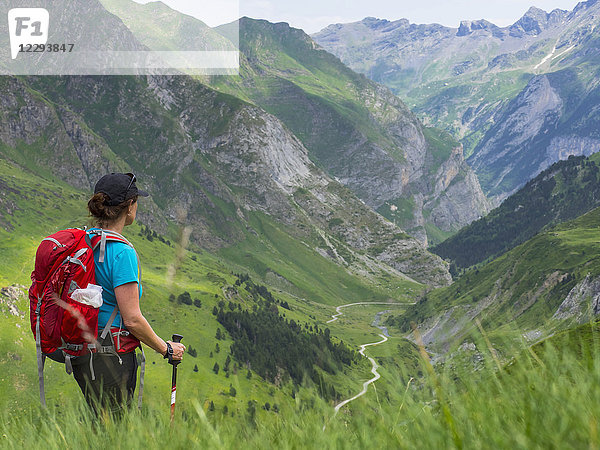 Frau beim Wandern in den Hochpyrenäen beim Abstieg von Oulettes d'Ossoue nach Gavarnie  Frankreich