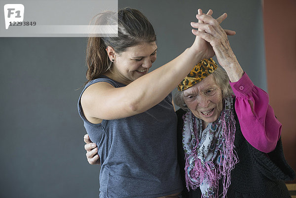 Großmutter und Enkelin tanzen zusammen