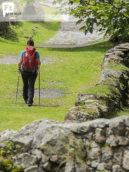 Frau beim Wandern in den Hochpyrenäen auf einer alten Straße im Dorf Heas  Frankreich