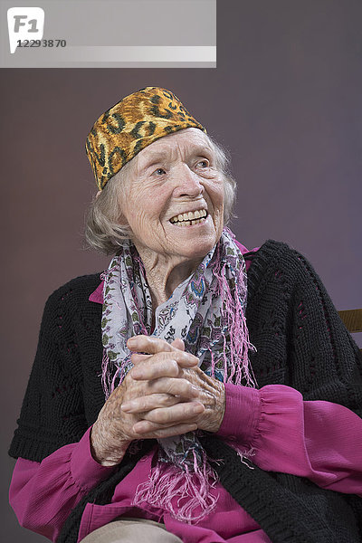 Ältere Frau in Pullover und Baskenmütze