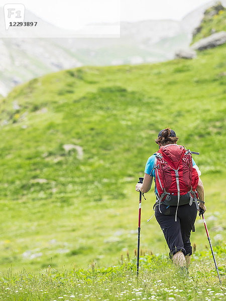 Frau beim Wandern in den Hochpyrenäen beim Abstieg von Oulettes d'Ossoue nach Gavarnie  Frankreich