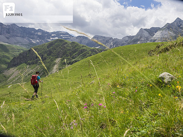 Frau beim Wandern in den Hochpyrenäen bei Pont d'Estaube  Frankreich