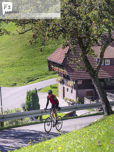 Mann mit Rennrad auf Radtour im Mittleren Schwarzwald  Deutschland