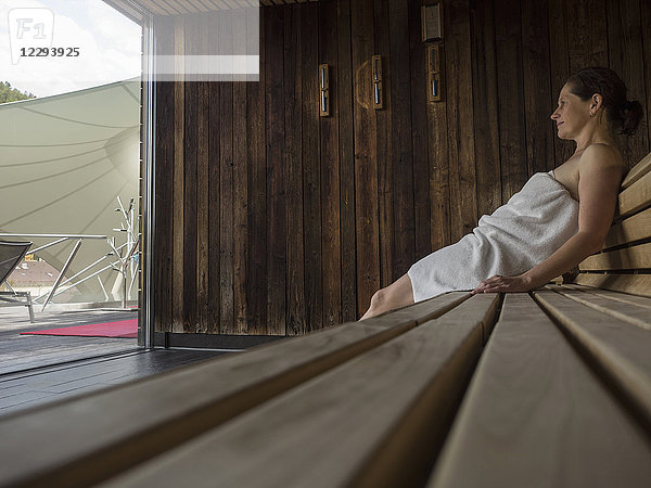 Frau entspannt in der Sauna des Palais-Thermal  Bad Wildbad  Baden-Württemberg  Deutschland