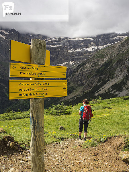 Frau beim Wandern in den Hochpyrenäen mit Blick auf den Cirque de Gavarnie  Frankreich