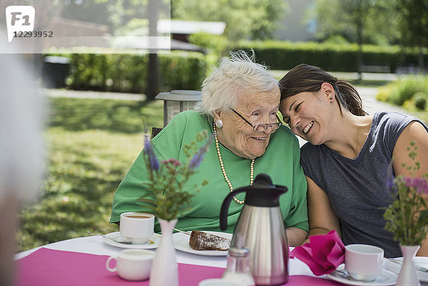Ältere Frau mit Krankenschwester im Pflegeheim