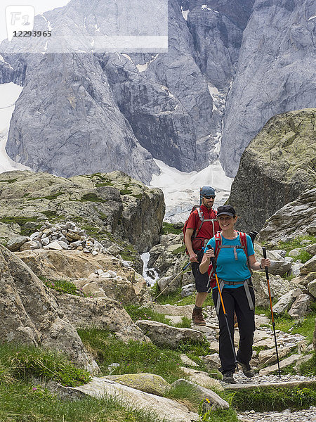 Mann und Frau beim Wandern in den Hochpyrenäen vor dem Berg Vignemale  Cauterets  Frankreich