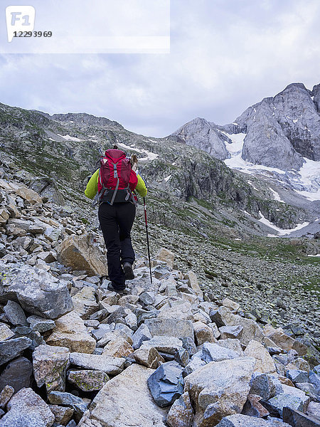 Frau beim Wandern in den Hochpyrenäen beim Aufstieg zum Berg Vignemale  Cauterets  Frankreich