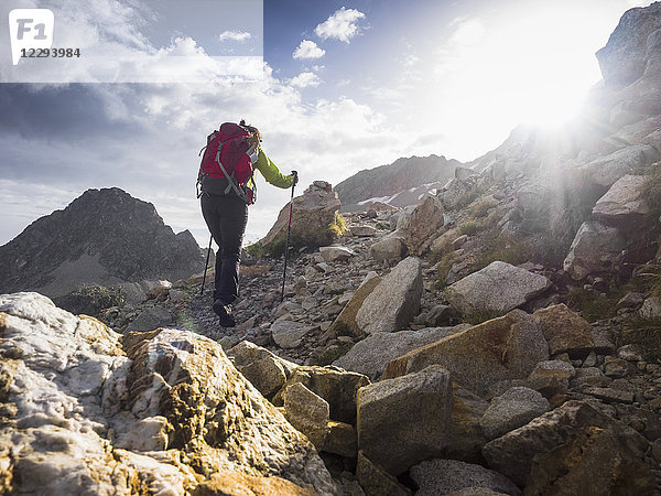 Frau beim Wandern in den Hochpyrenäen beim Aufstieg zum Berg Vignemale  Cauterets  Frankreich