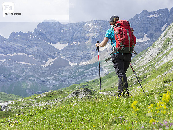 Frau beim Wandern in den Hochpyrenäen mit Blick auf den Cirque d'Estaube  Gavarnie  Frankreich