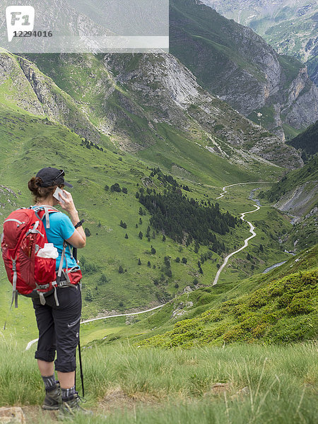 Wanderin  die in den Hochpyrenäen mit einem Handy telefoniert  Gavarnie  Frankreich