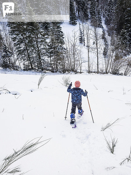 Rückansicht eines Mädchens  das die Skipiste im Schwarzwald hinuntergeht  Deutschland  Europa