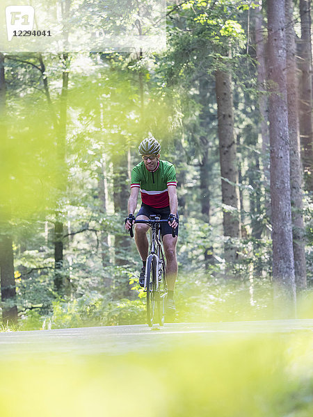 Mann mit Rennrad auf Radtour im Mittleren Schwarzwald  Deutschland