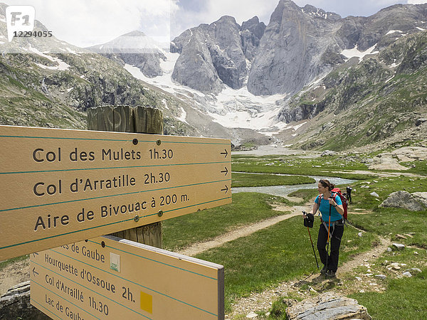 Frau beim Wandern in den Hochpyrenäen vor dem Berg Vignemale  Cauterets  Frankreich