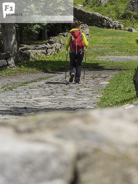 Frau beim Wandern in den Hochpyrenäen auf einer alten Straße im Dorf Heas  Frankreich