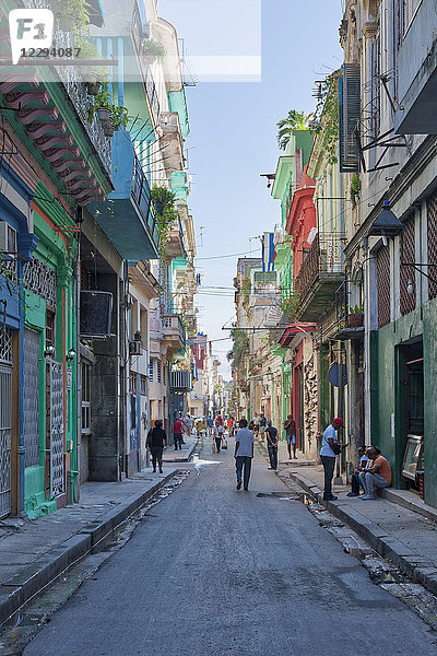 Belebte Straße und Wohngebäude in der Altstadt  Havanna  Kuba