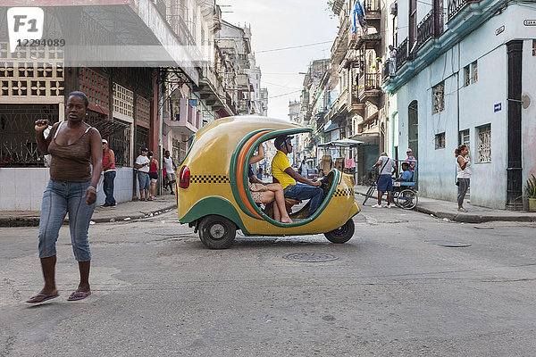 Coco-Taxi in Bewegung auf der Stadtstraße  Havanna  Kuba