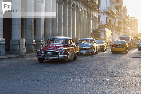 Altes amerikanisches Auto auf der Straße  Havanna  Kuba