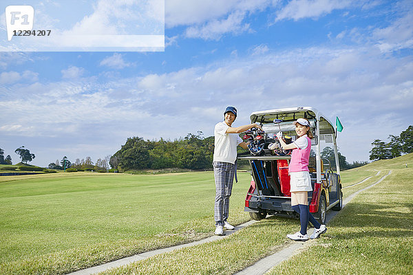 Japanische Golfspieler auf dem Platz