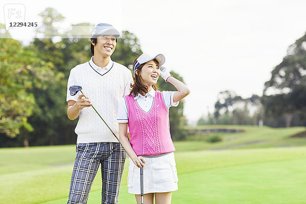 Japanische Golfspieler auf dem Platz