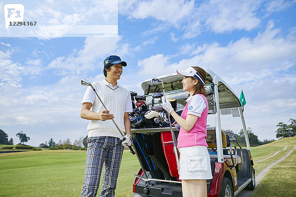 Japanische Golfspieler auf dem Platz