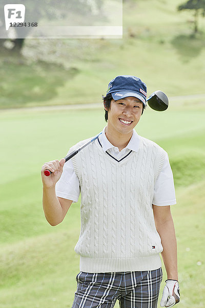 Japanischer Golfspieler auf dem Platz