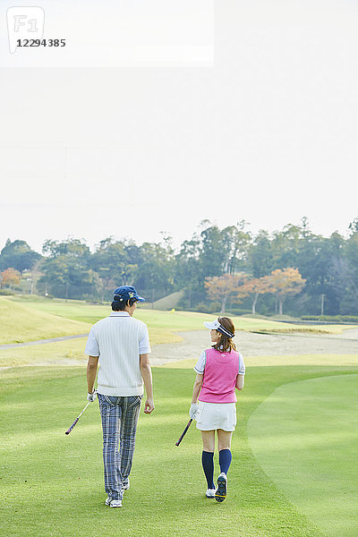 Japanische Golfspieler auf dem Platz