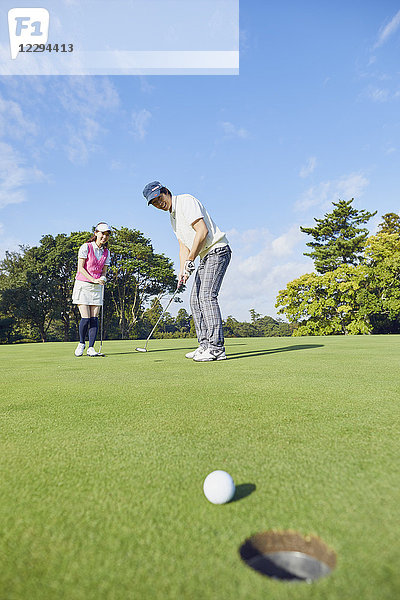 Japanische Golfspieler auf dem Platz