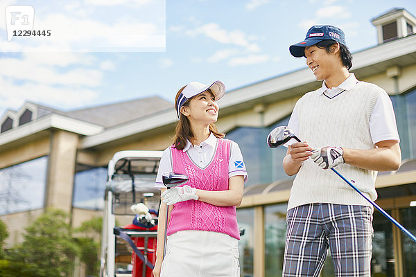Japanische Golfspieler auf dem Platz